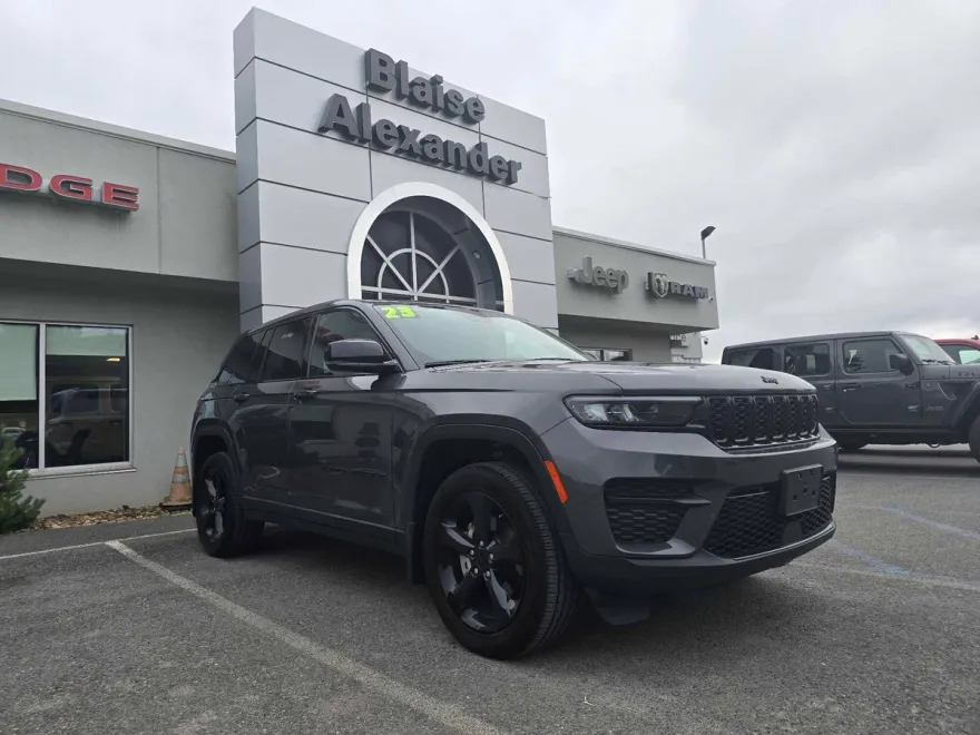 2023 Jeep Grand Cherokee Laredo photo 1