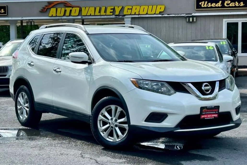 2015 Nissan Rogue SV photo 1