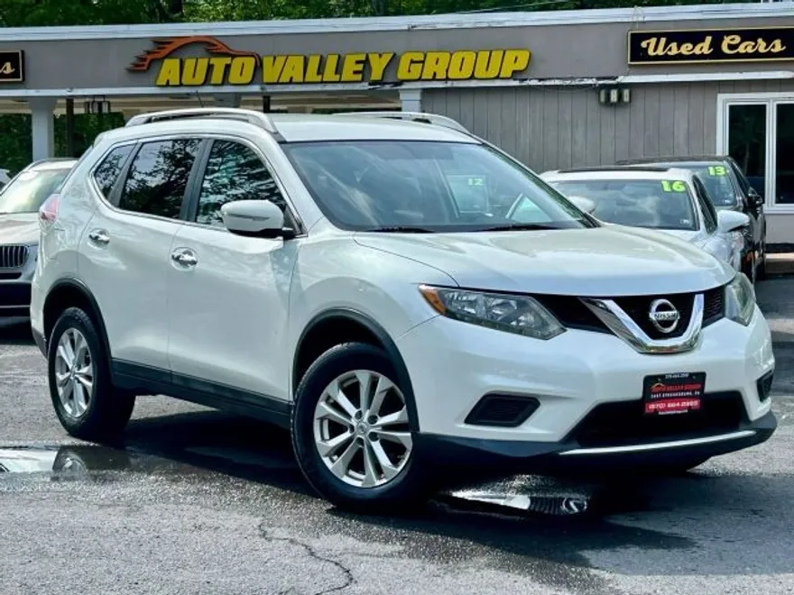 2015 Nissan Rogue SV photo 1