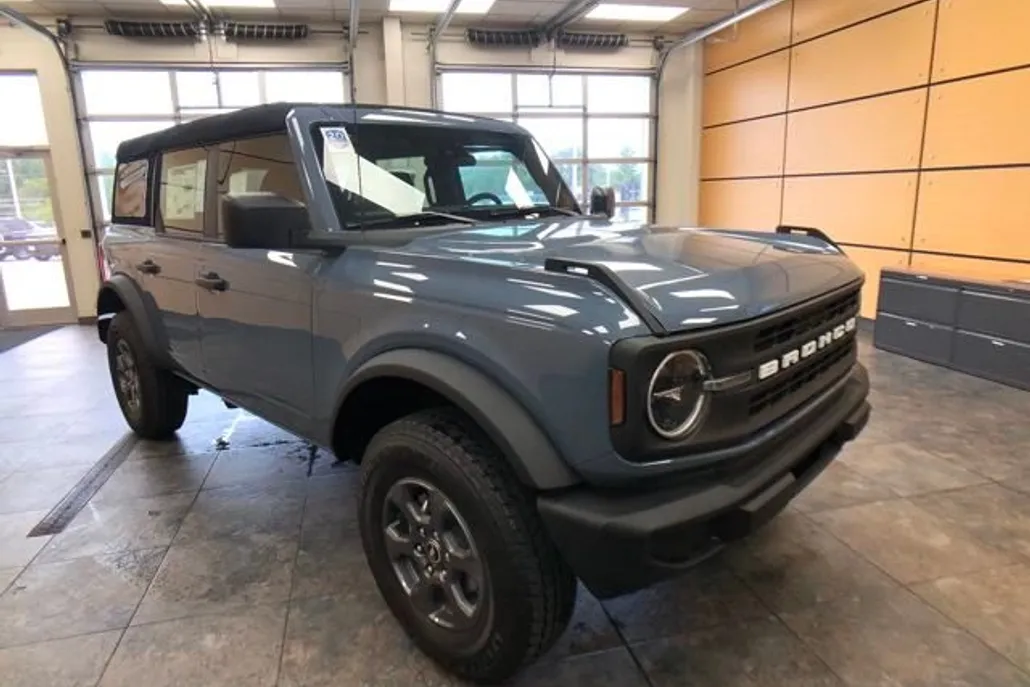 2025 Ford Bronco Base photo 1