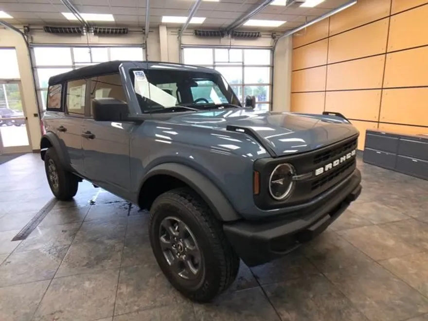 2025 Ford Bronco Base photo 1