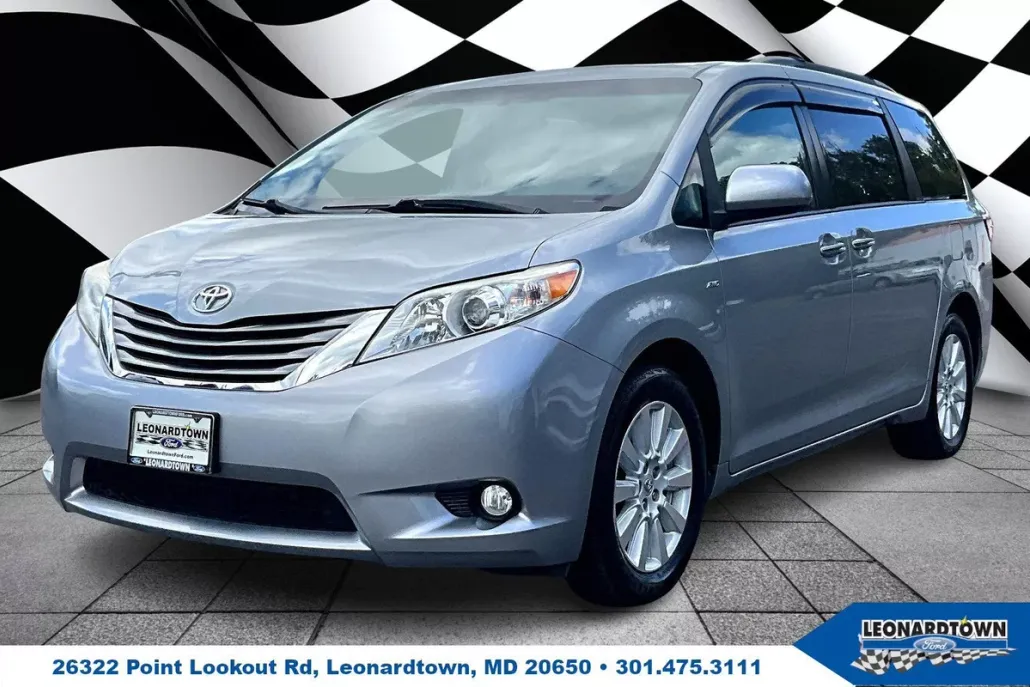 2017 Toyota Sienna XLE photo 1