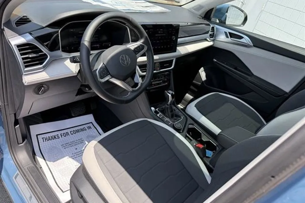 2025 Volkswagen Taos SE photo 1