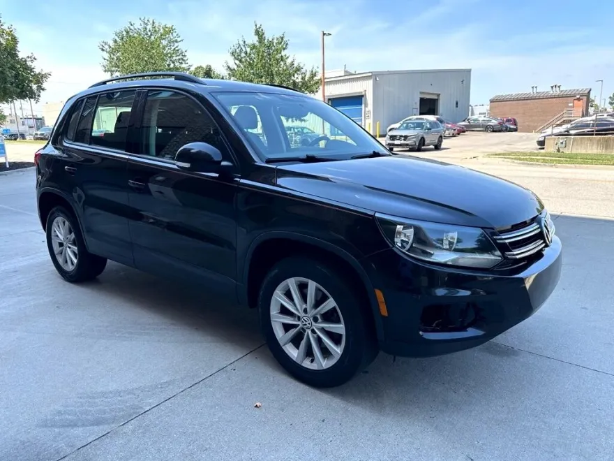 2017 Volkswagen Tiguan S photo 1