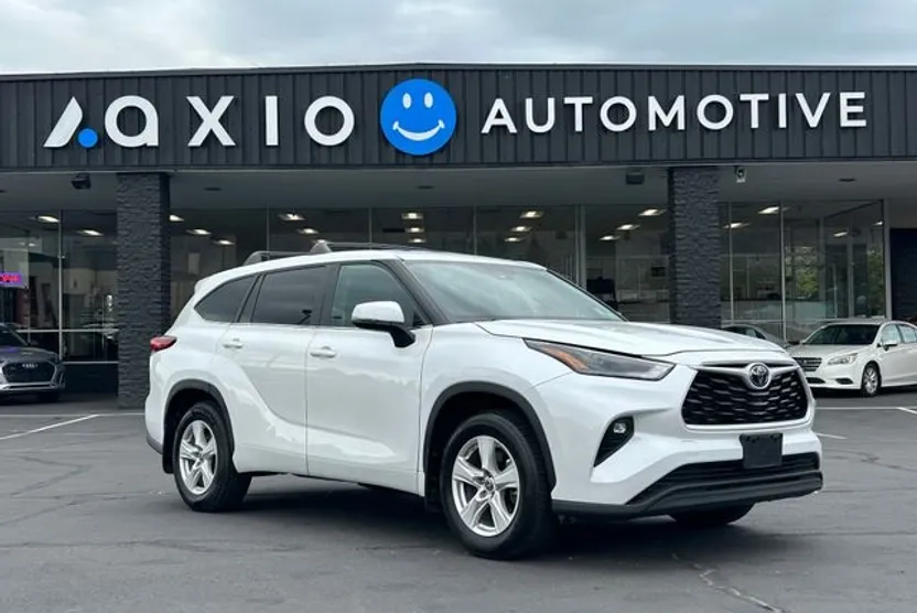 2023 Toyota Highlander L photo 1