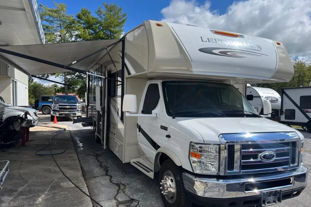 2016 Ford E-450 photo 1
