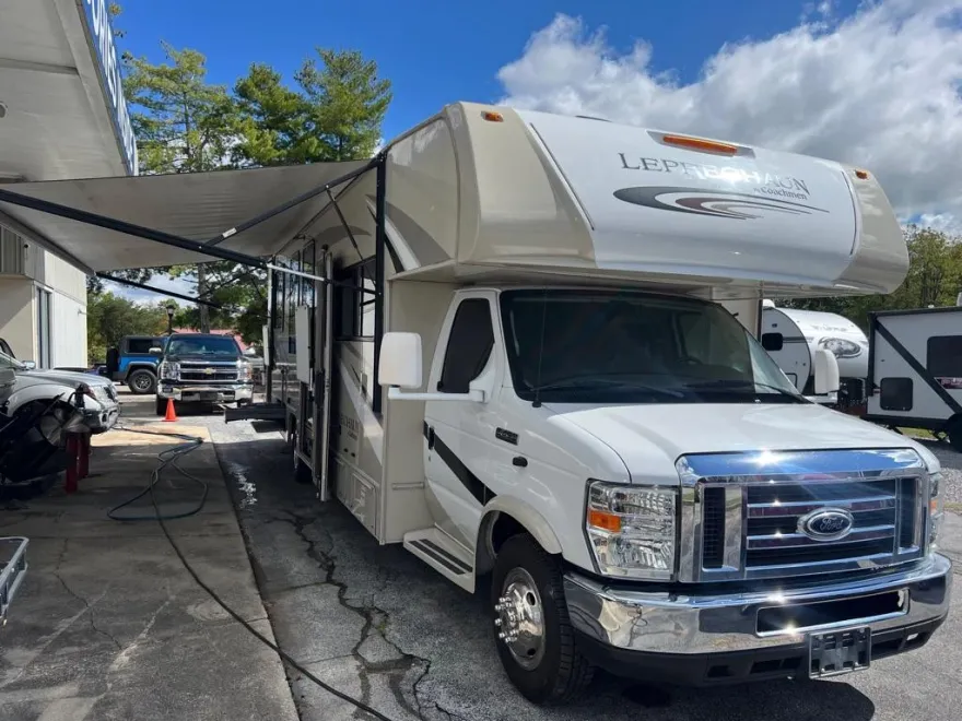 2016 Ford E-450 photo 1