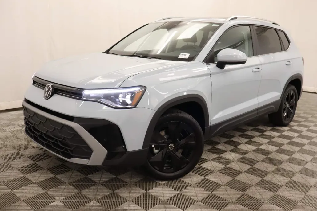 2025 Volkswagen Taos SE photo 1