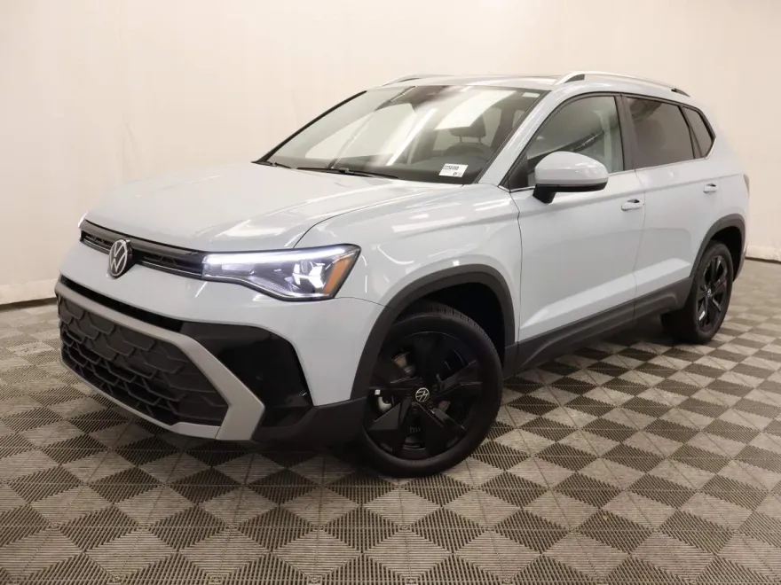 2025 Volkswagen Taos SE photo 1