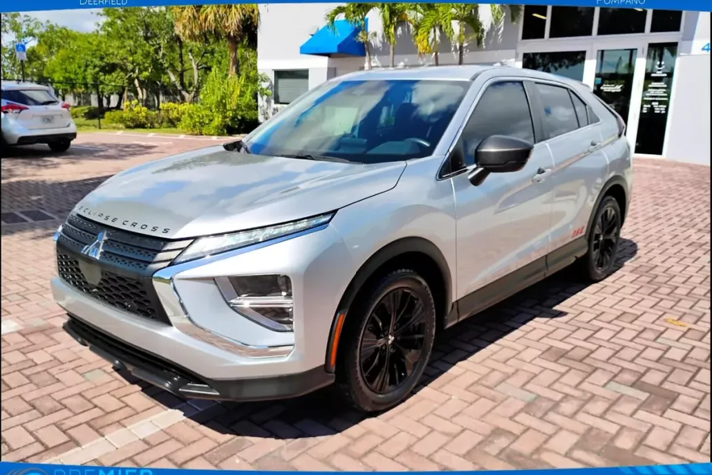 2022 Mitsubishi Eclipse Cross LE photo 1
