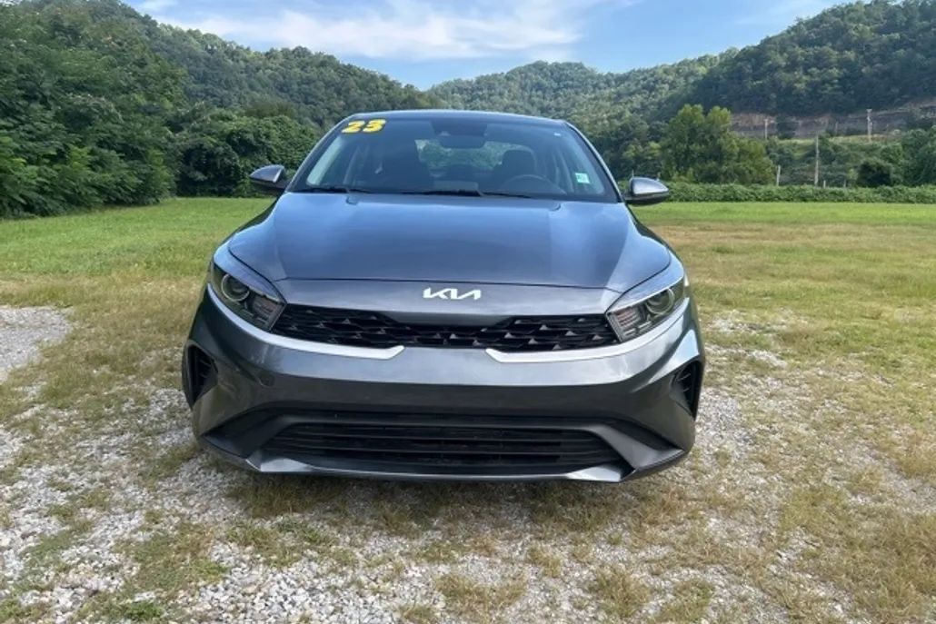 2023 Kia Forte LXS photo 1