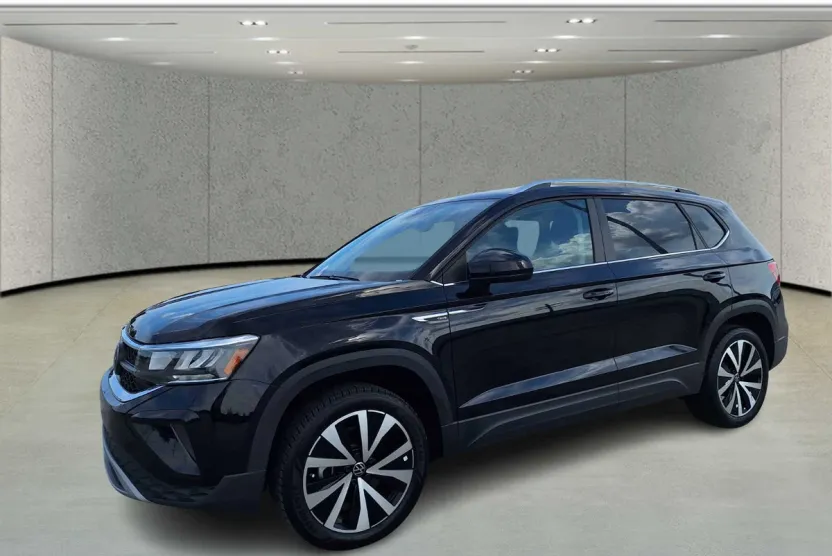 2024 Volkswagen Taos SE photo 1