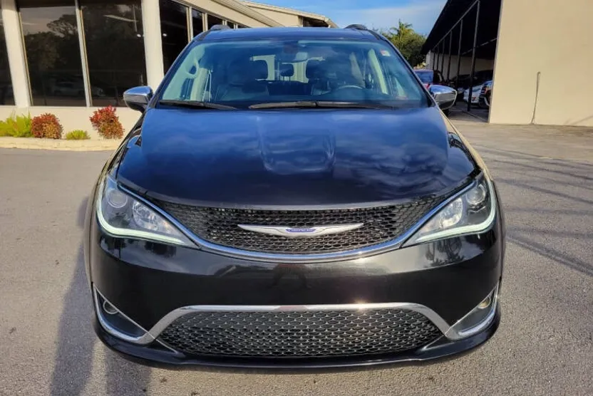 2020 Chrysler Pacifica Limited photo 1