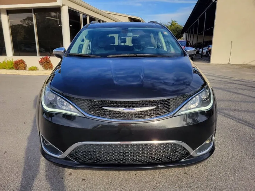 2020 Chrysler Pacifica Limited photo 1