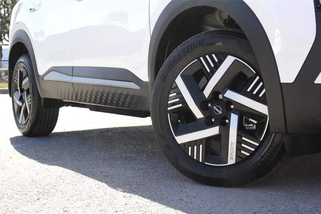2025 Nissan Kicks SV photo 1