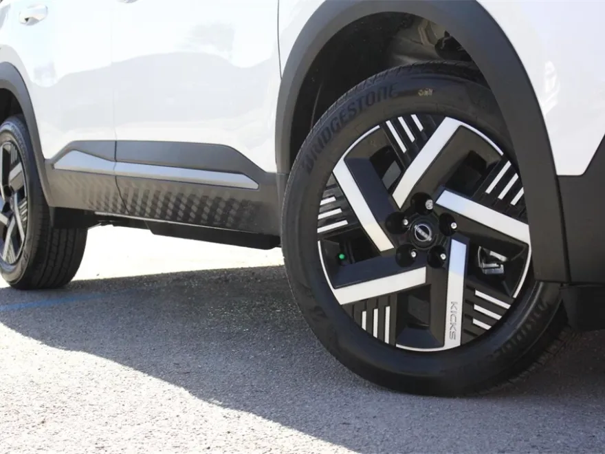 2025 Nissan Kicks SV photo 1