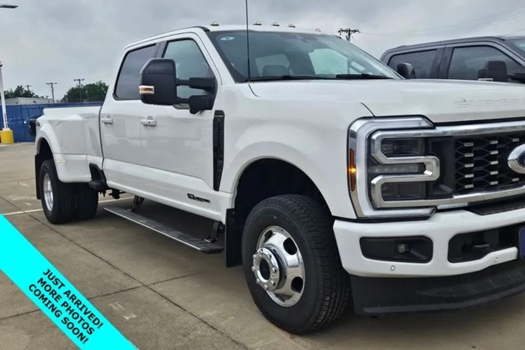 2025 Ford F-350 Platinum photo 1