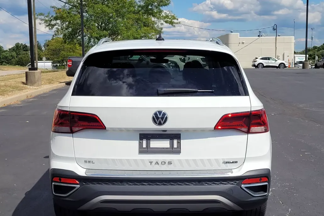 2023 Volkswagen Taos SEL photo 1