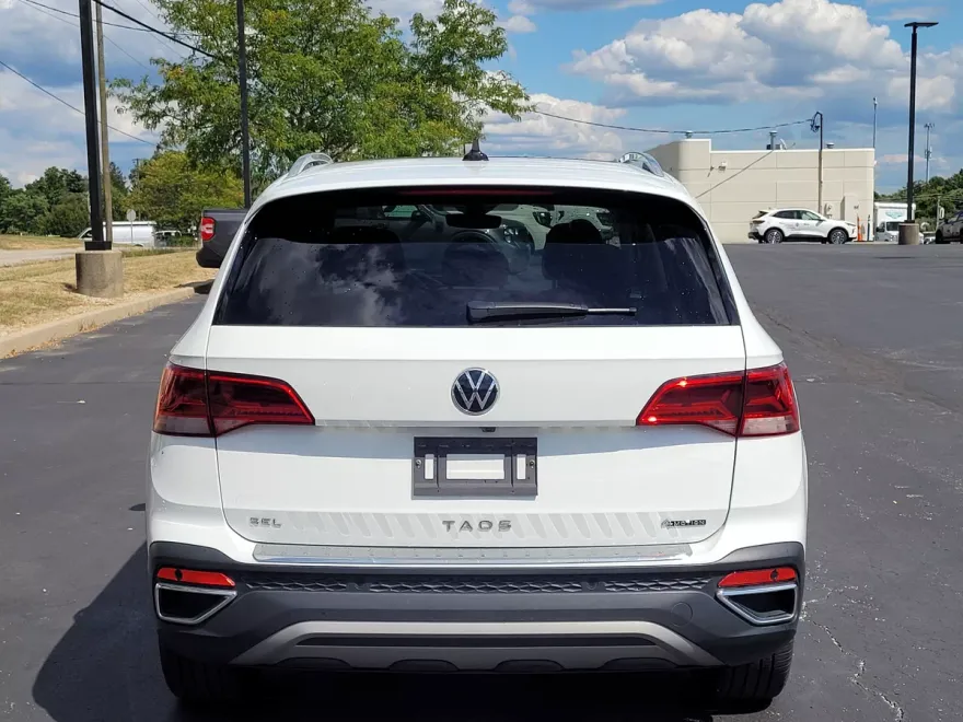 2023 Volkswagen Taos SEL photo 1