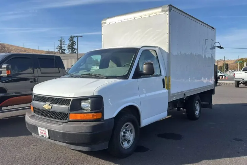 2017 Chevrolet Express Cutaway Van photo 1