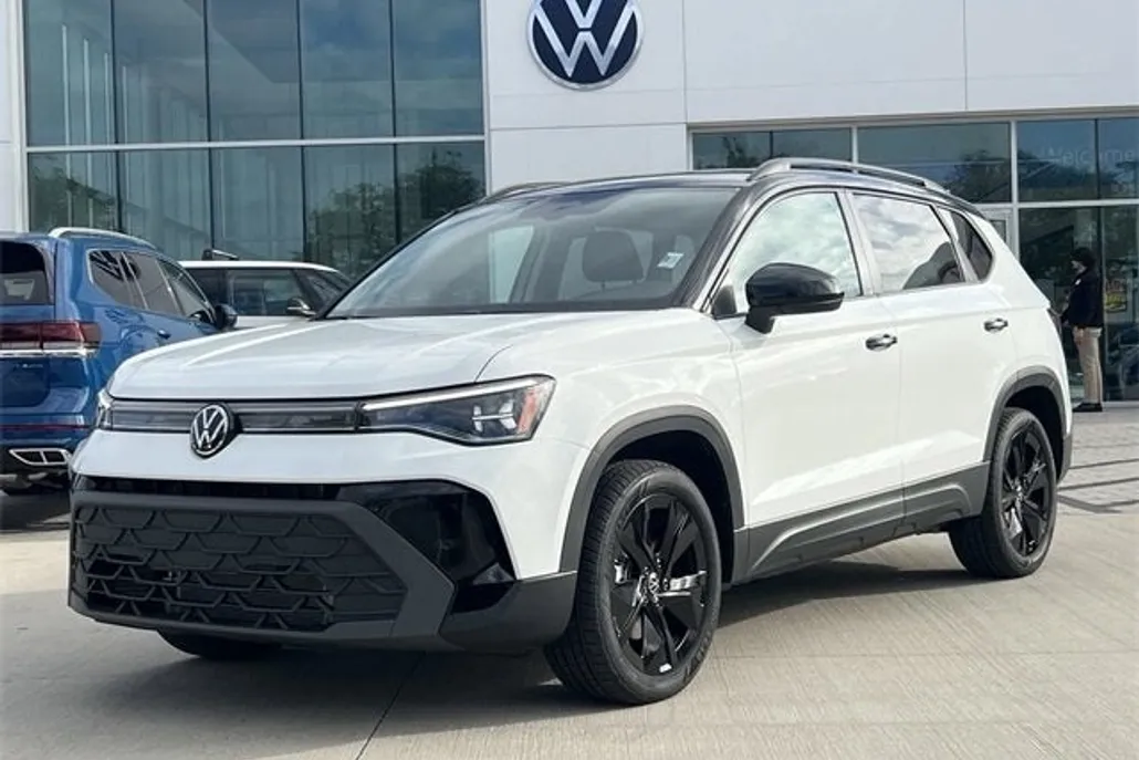 2025 Volkswagen Taos SE photo 1