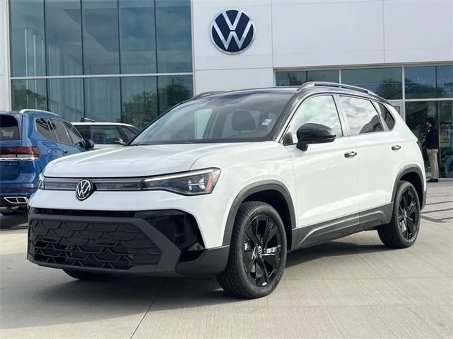 2025 Volkswagen Taos SE photo 1