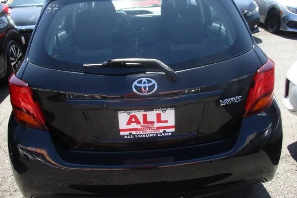 2015 Toyota Yaris L photo 1
