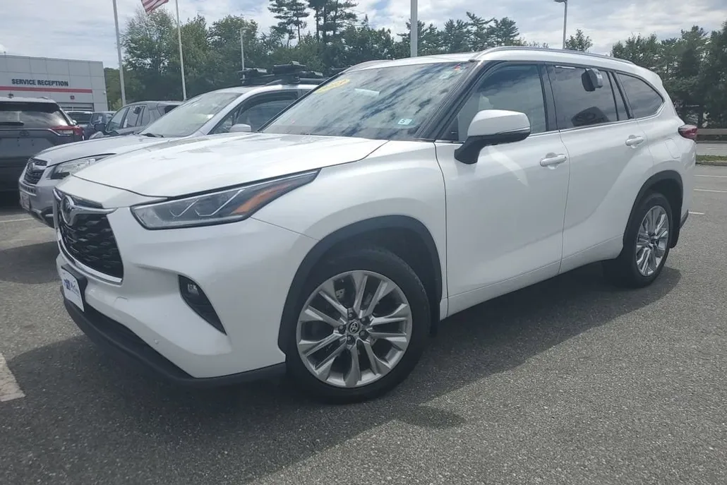 2023 Toyota Highlander Limited photo 1
