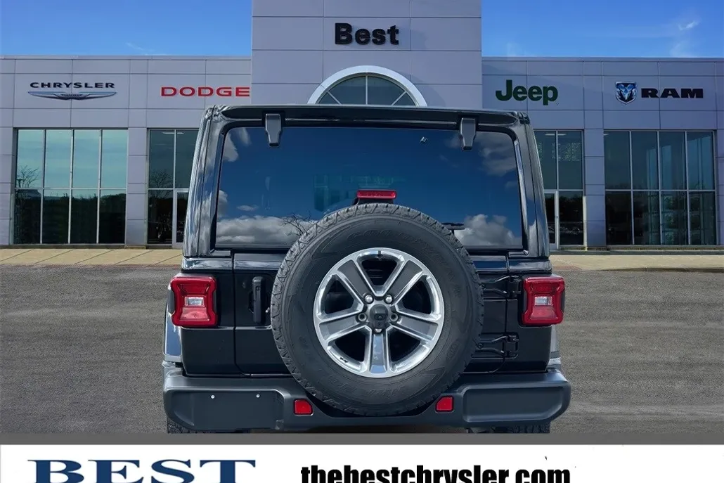 2022 Jeep Wrangler Unlimited Sahara photo 1
