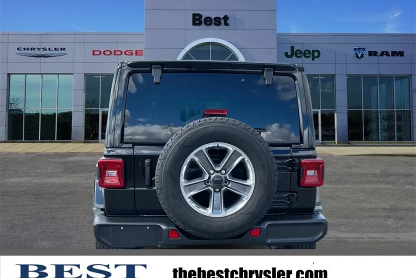 2022 Jeep Wrangler Unlimited Sahara photo 1