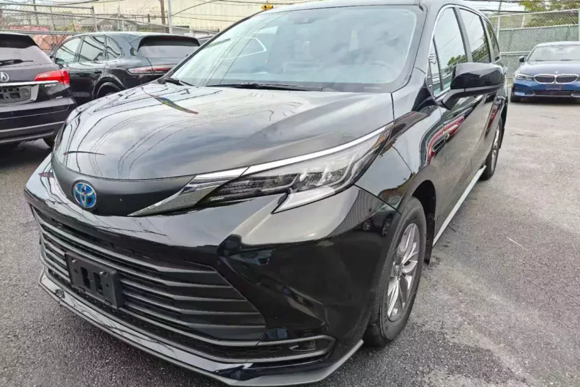 2025 Toyota Sienna LE photo 1