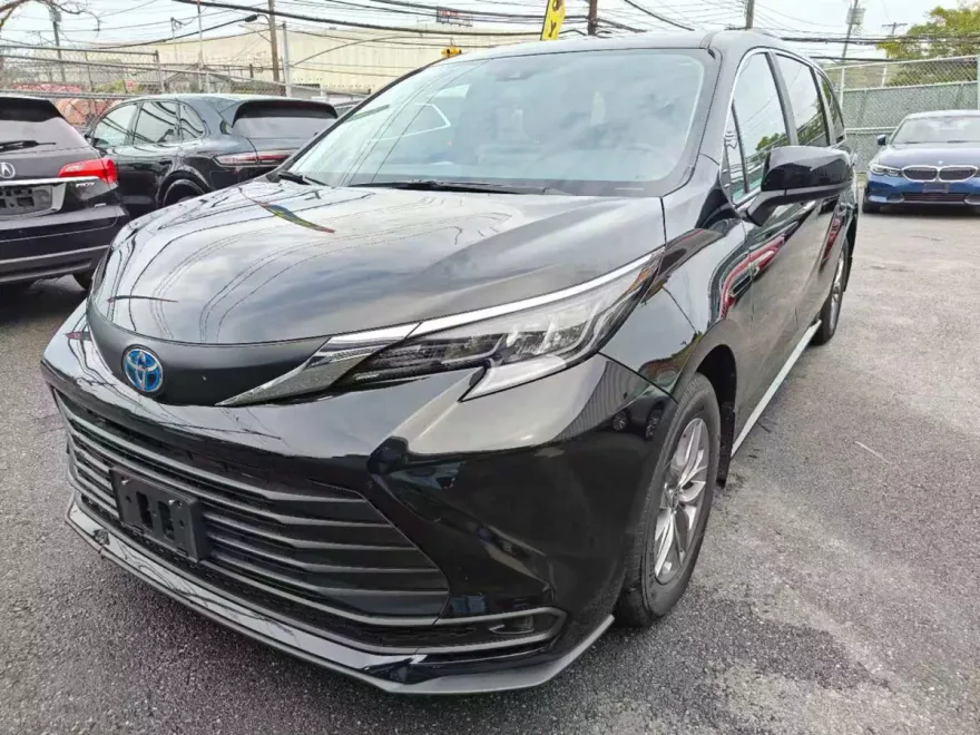 2025 Toyota Sienna LE photo 1