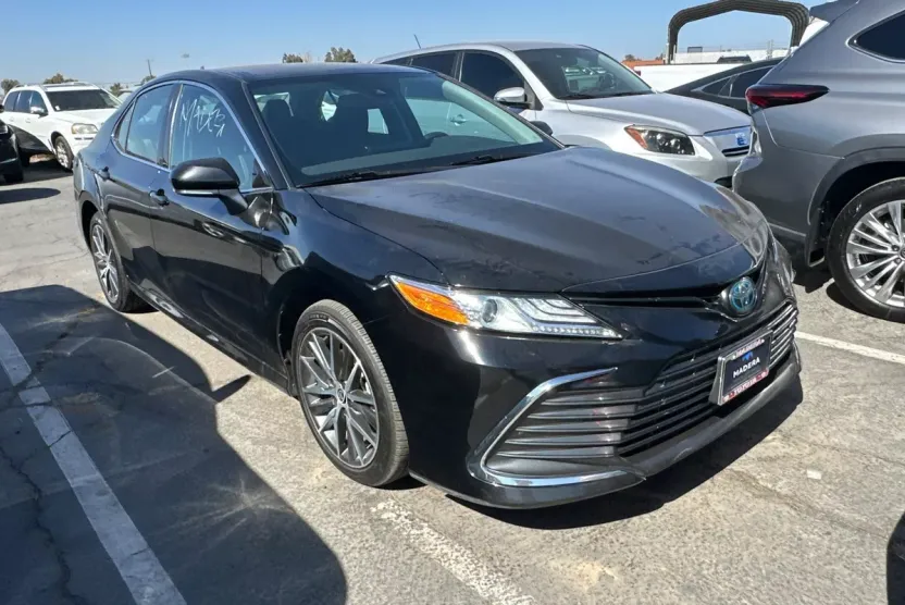 2022 Toyota Camry Hybrid XLE photo 1