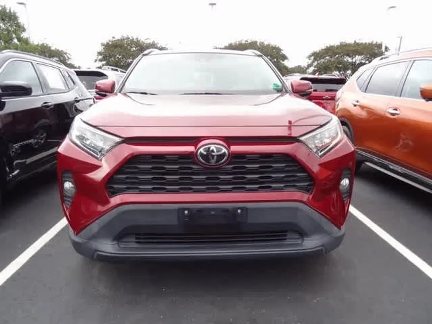 2020 Toyota RAV4 XLE photo 1