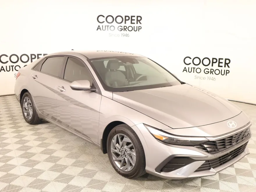 2024 Hyundai Elantra SEL photo 1