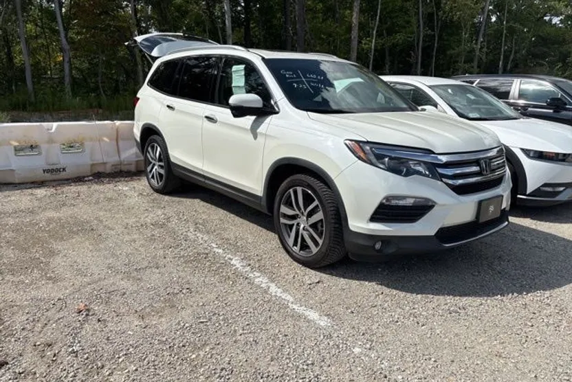 2016 Honda Pilot Touring photo 1