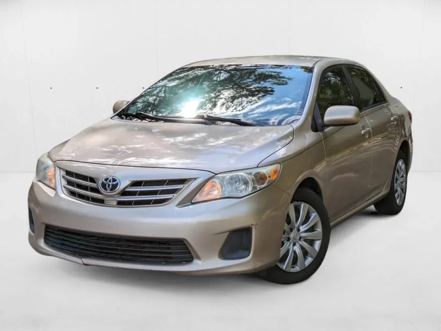 2013 Toyota Corolla LE photo 1