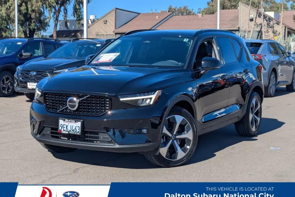2023 Volvo XC40 Plus photo 1