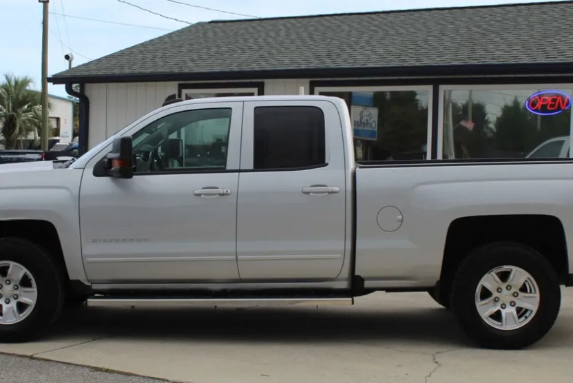 2018 Chevrolet Silverado 1500 LT photo 1