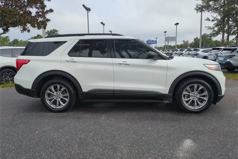 2021 Ford Explorer XLT photo 1