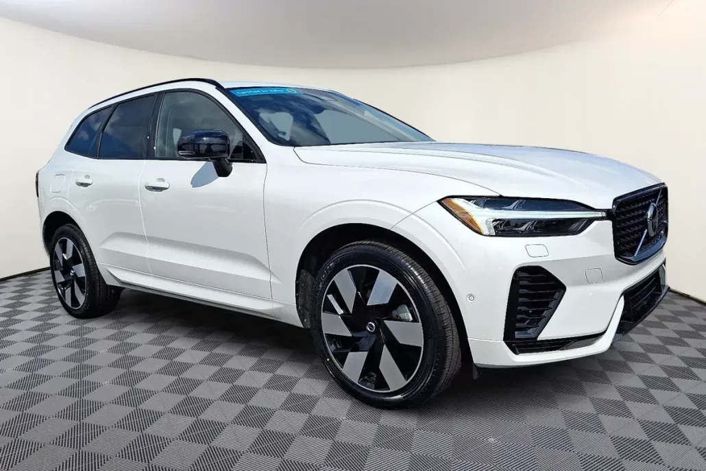 2024 Volvo XC60 Plus photo 1