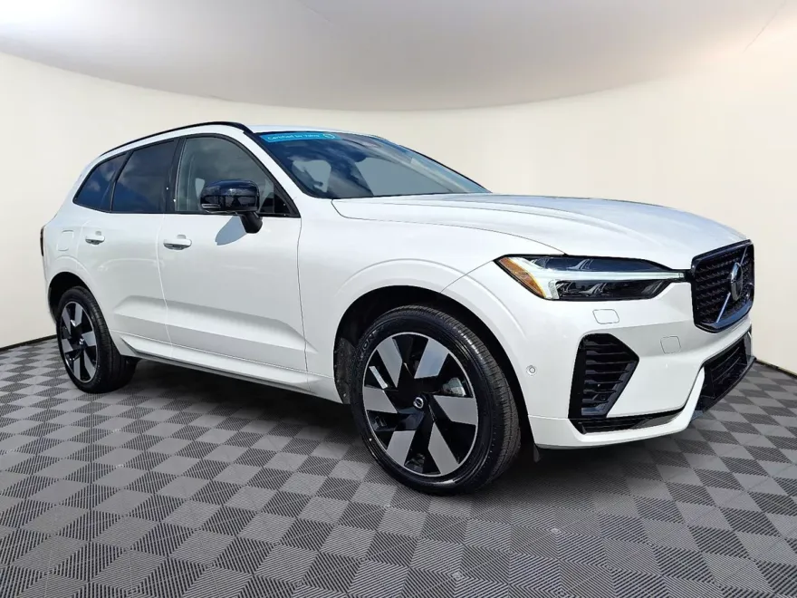 2024 Volvo XC60 Plus photo 1