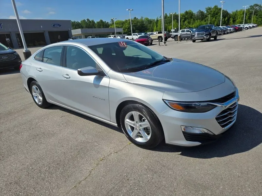 2022 Chevrolet Malibu LS photo 1