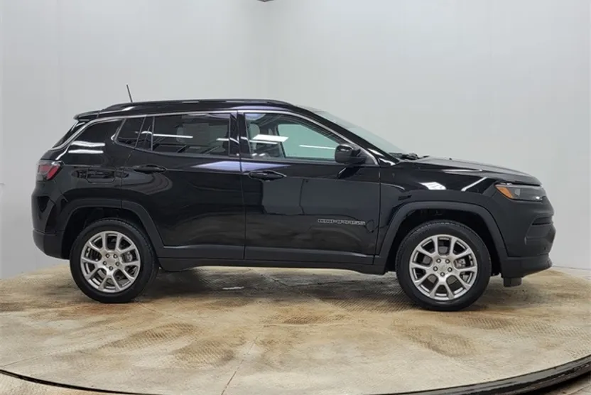 2022 Jeep Compass Latitude Lux photo 1