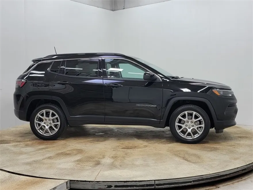 2022 Jeep Compass Latitude Lux photo 1