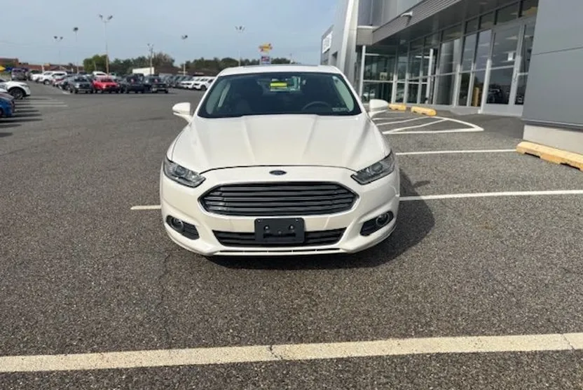 2015 Ford Fusion SE photo 1