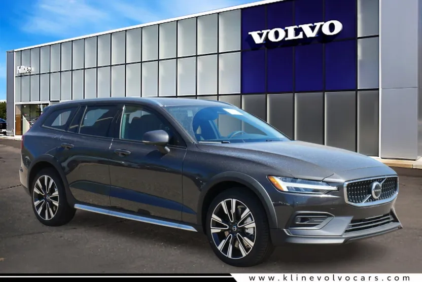 2025 Volvo V60 Cross Country B5 AWD photo 1