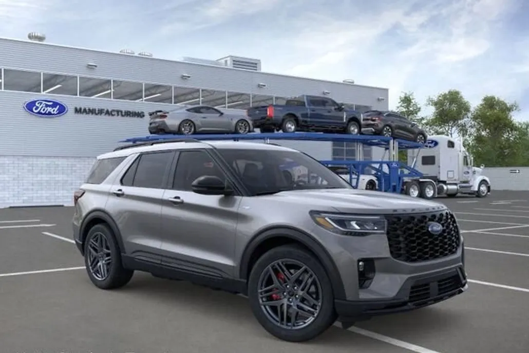 2025 Ford Explorer ST-Line photo 1
