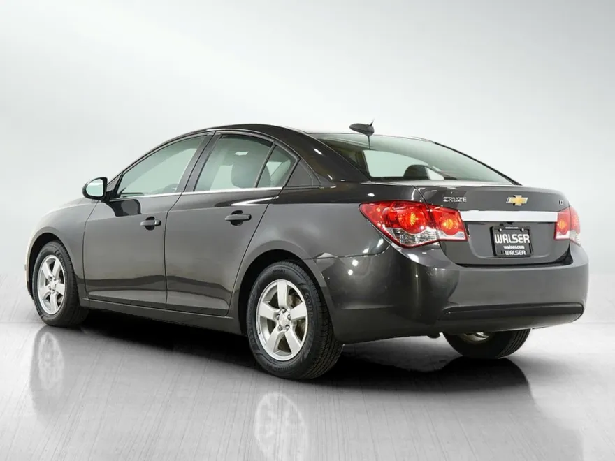2016 Chevrolet Cruze LT photo 1