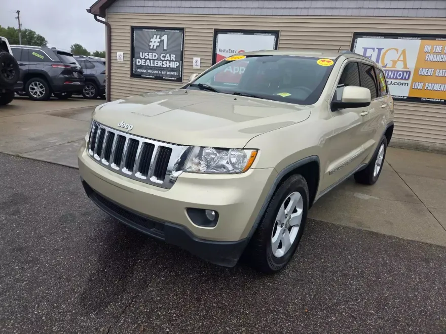2011 Jeep Grand Cherokee Laredo photo 1